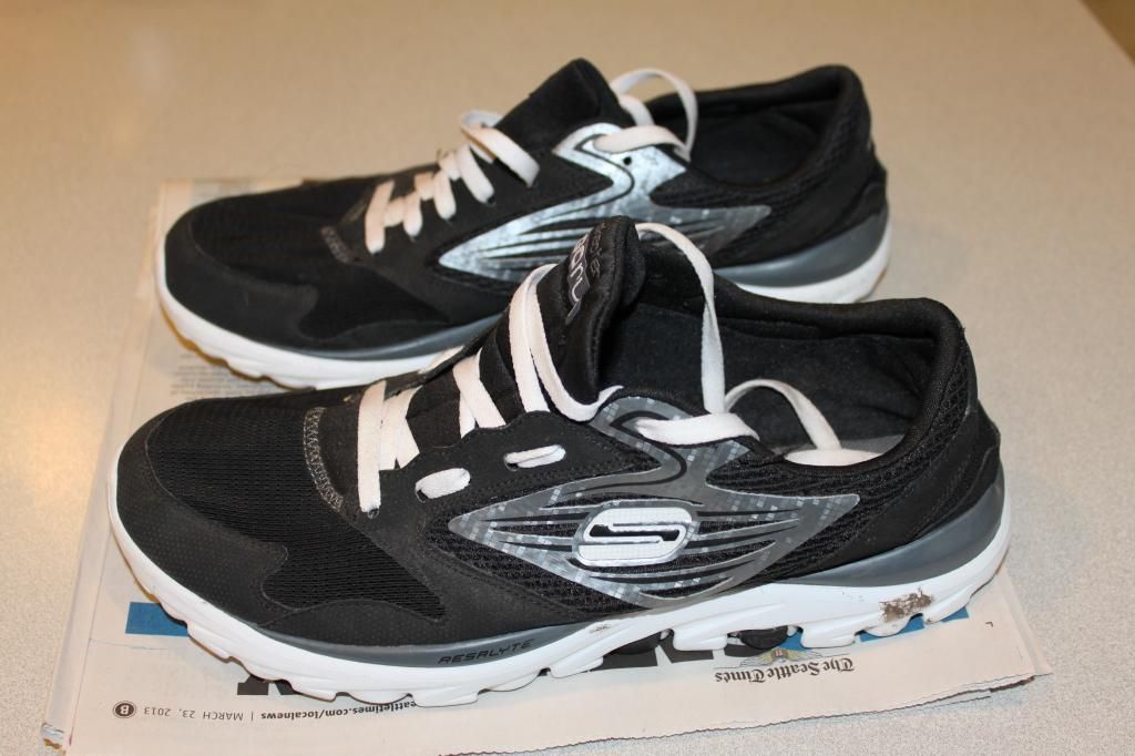 http://i1045.photobucket.com/albums/b457/sidelinedad/Skechers/IMG_1377_zps0746e20c.jpg