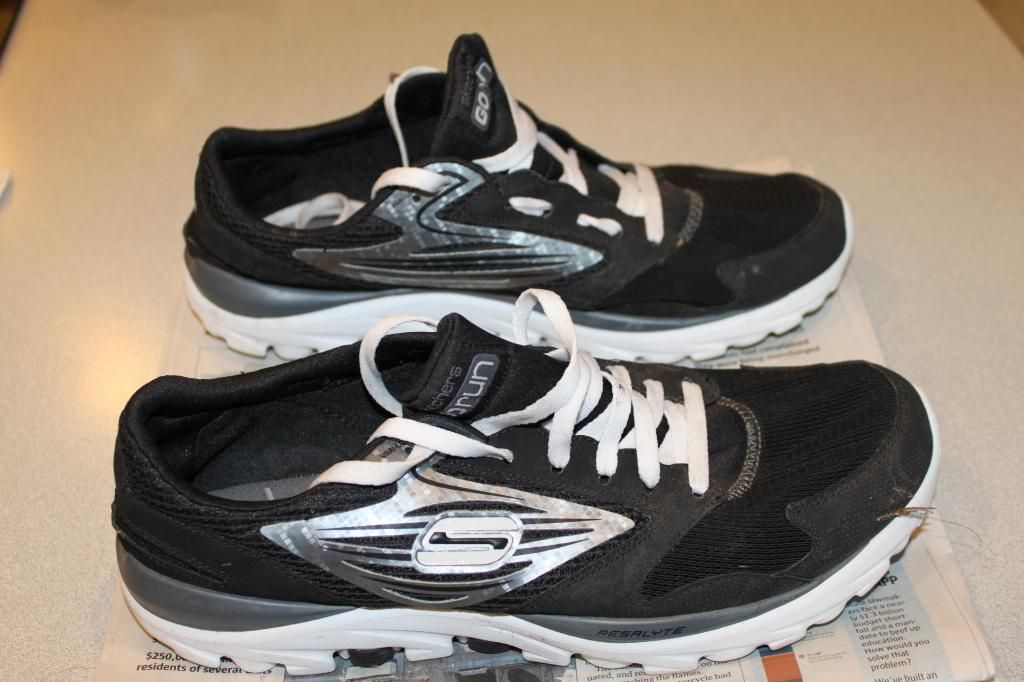 http://i1045.photobucket.com/albums/b457/sidelinedad/Skechers/IMG_1378_zpsad345c8a.jpg