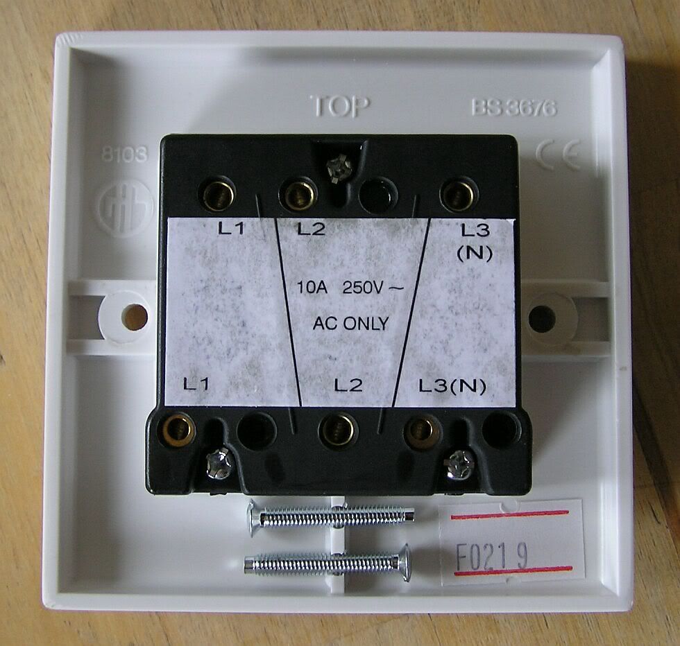 EXTRACTOR FAN 10A ISOLATOR 3POLE SWITCH WHITE Bathroom 10 Amp Triple Pole